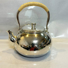 画像をギャラリービューアに読み込む, 純銀製 【清穂堂】湯沸し 1000cc 本間丑藏