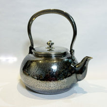 画像をギャラリービューアに読み込む, 純銀製 【清穂堂】湯沸し 亀甲紋 1400cc 本間丑藏