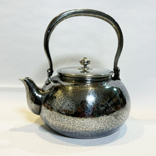 画像をギャラリービューアに読み込む, 純銀製 【清穂堂】湯沸し 亀甲紋 1400cc 本間丑藏