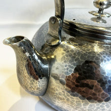 画像をギャラリービューアに読み込む, 純銀製 【清穂堂】湯沸し 亀甲紋 1400cc 本間丑藏