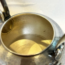 画像をギャラリービューアに読み込む, 純銀製 【清穂堂】湯沸し 亀甲紋 1400cc 本間丑藏